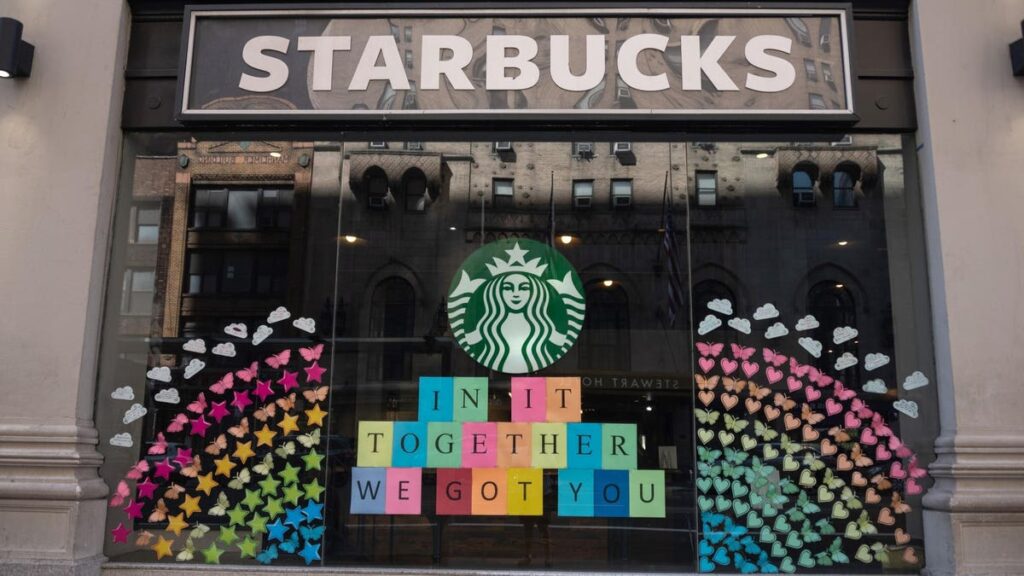 ¿Starbucks prohibió las decoraciones del orgullo LGBTQ?  El sindicato y la empresa no están de acuerdo: esto es lo que sabemos.