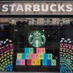 ¿Starbucks prohibió las decoraciones del orgullo LGBTQ?  El sindicato y la empresa no están de acuerdo: esto es lo que sabemos.
