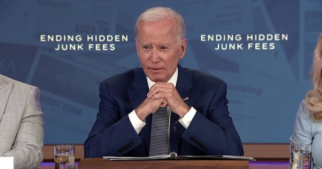 Biden elogia a las empresas que eliminan las tarifas ocultas con precios por adelantado