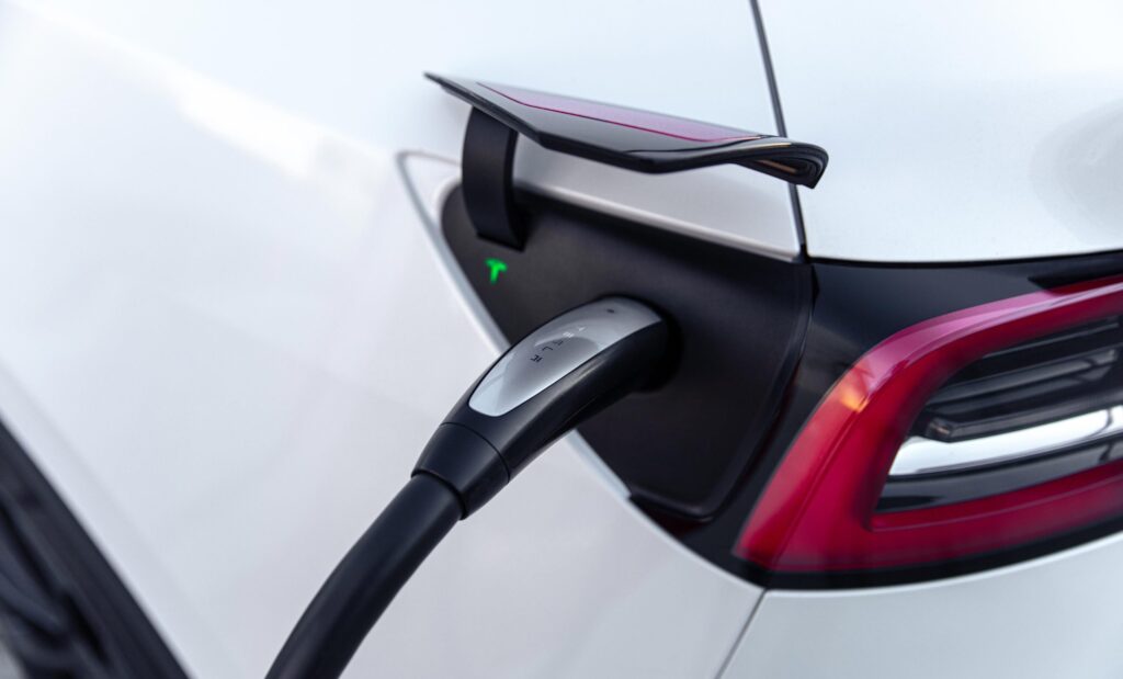 Tesla obtiene el apoyo de las empresas de carga para el conector NACS