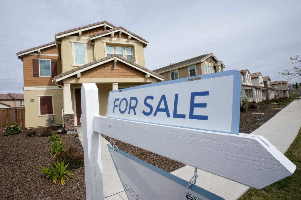 ¿Aumentarán los precios de las viviendas en California después de que dos compañías de seguros se retiren del estado?