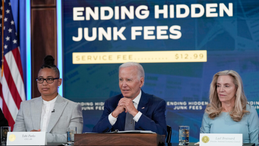 Biden elogia a las empresas por acabar con las tarifas ocultas