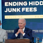 Biden elogia a las empresas por acabar con las tarifas ocultas