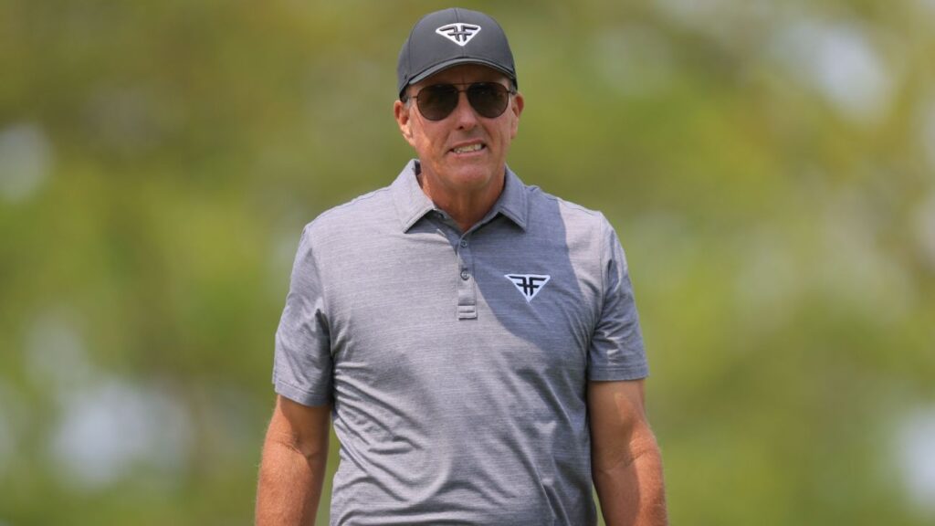 LIV Golf, el equipo de Phil Mickelson demandado por la compañía de ropa por el logotipo