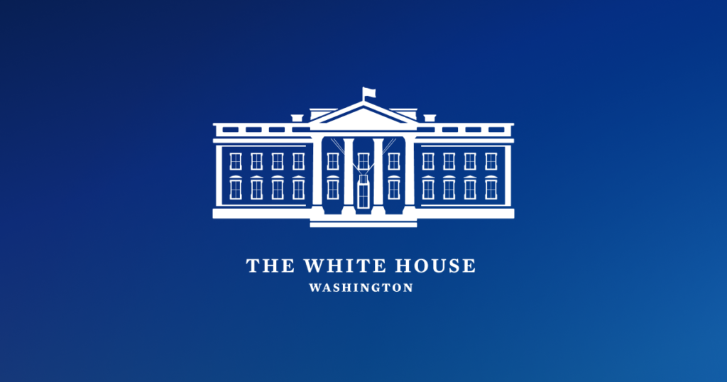El presidente Biden reconoce las acciones de las empresas de viajes y emisión de boletos del sector privado para eliminar las tarifas ocultas por basura y ofrecer precios transparentes a millones de clientes