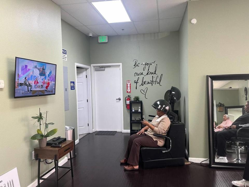 Una mujer sentada en una silla mientras le secan el cabello en A Beautiful You Hair Salon en Elk Grove.