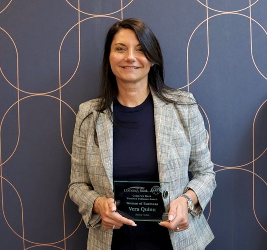 Vera Quinn, directora ejecutiva de Cydcor, es honrada por Comerica Bank con el premio Mujer Empresaria en el partido de los Lakers