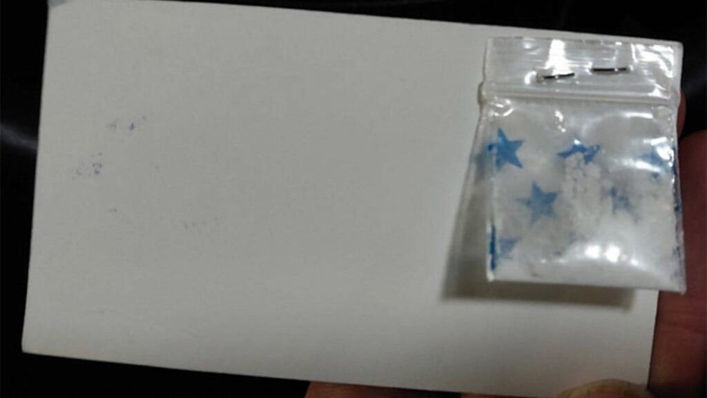 Detenido un hombre por vender tarjetas de visita con muestras de cocaína grapadas