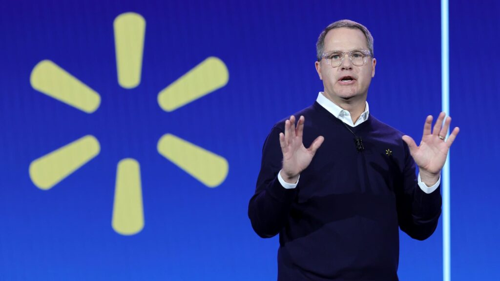 El director ejecutivo de Walmart dice que la empresa está bien posicionada para hacer crecer su negocio publicitario