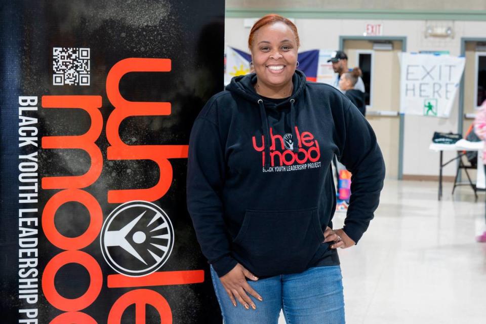 Lorreen Pryor, presidenta del Proyecto de Liderazgo Juvenil Negro, posa para una fotografía en la escuela secundaria Monterey Trail el jueves 11 de enero de 2023 en Elk Grove.