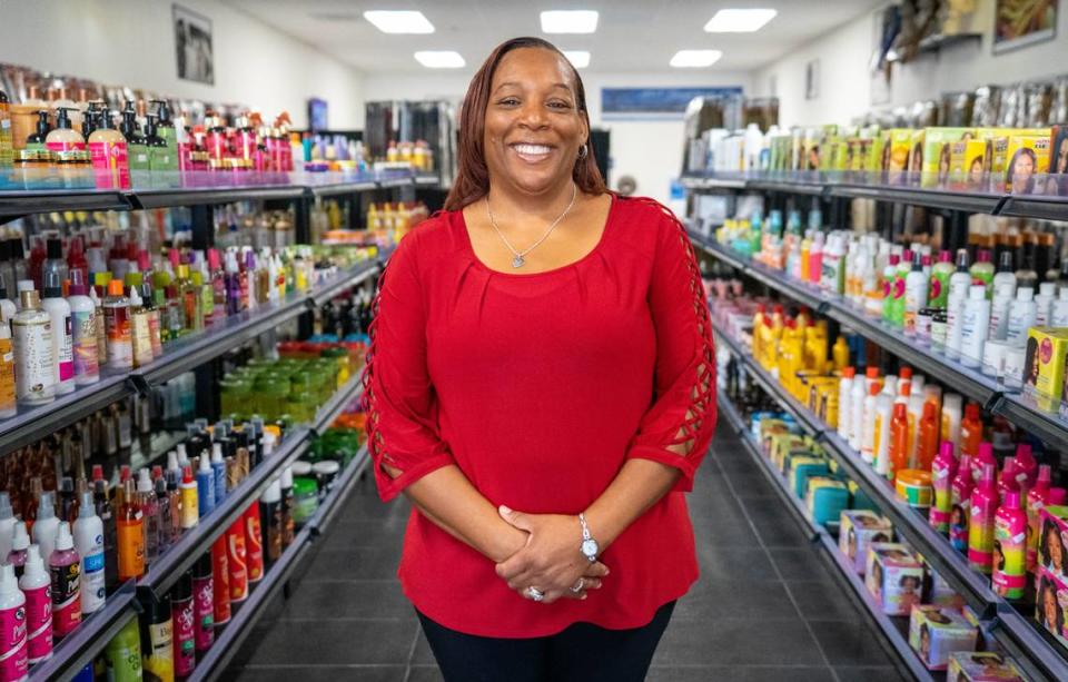Yolanda Barber-Billie es la propietaria de Hair Emporium Plus Beauty Supply and Salon, el negocio de propiedad negra más nuevo de Elk Grove, el martes 26 de septiembre de 2023.