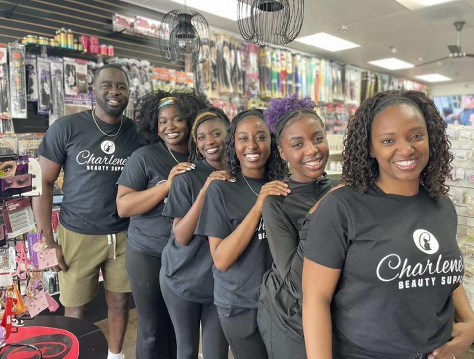 La familia Haynes, de adelante hacia atrás, Charlotte Haynes, Jurnee Haynes, Justice Haynes, Jada Haynes, Jazmine Haynes y Chris Haynes posan dentro de Charlene's Beauty Supply.