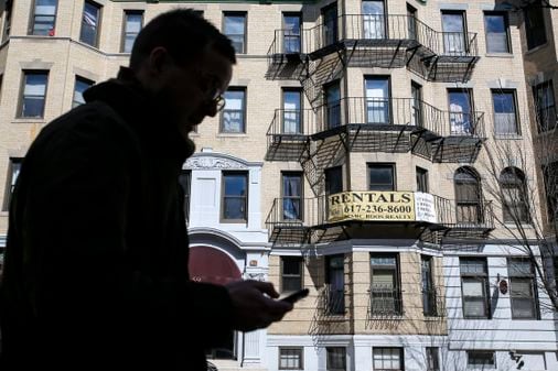 La demanda afirma que 20 propietarios y corredores de Boston discriminaron a los pobres