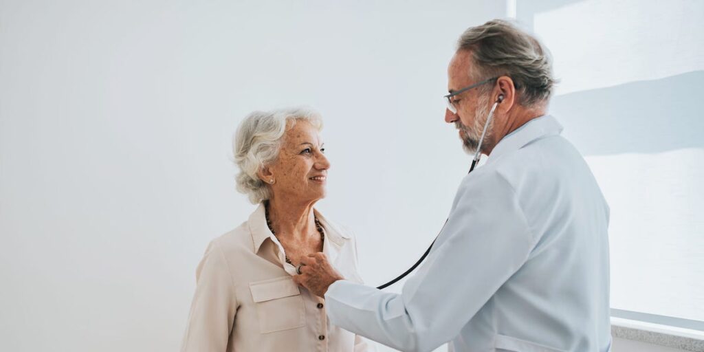 Cigna está vendiendo su negocio Medicare Advantage mientras las aseguradoras enfrentan un lento crecimiento