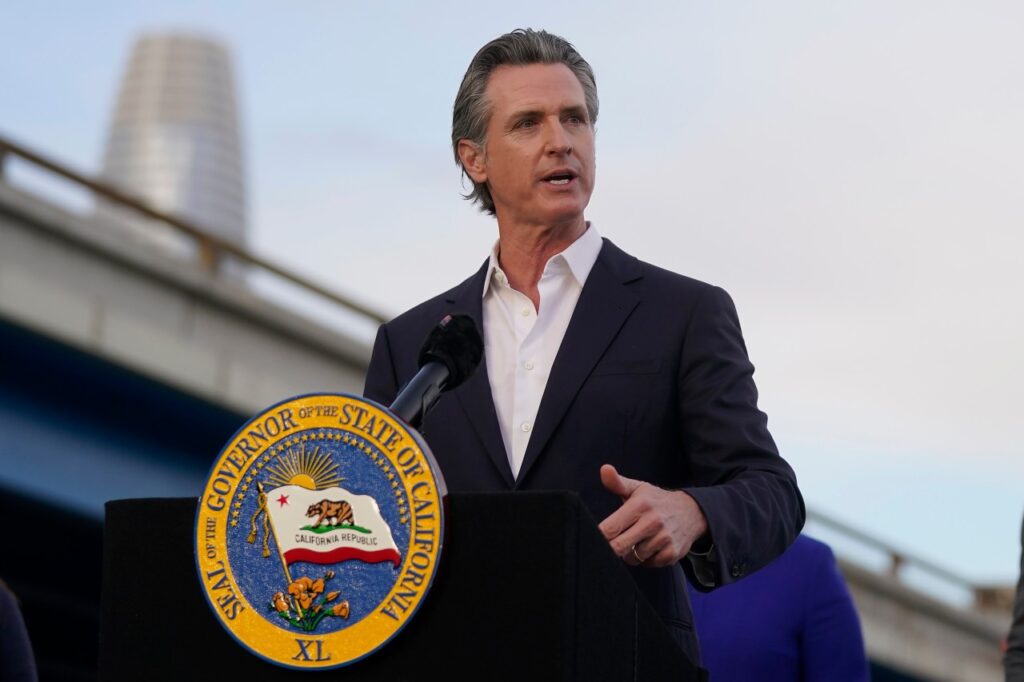 El gobernador de California ha publicado anuncios para desafiar las prohibiciones de viaje sobre abortos