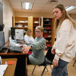 La empresa estudiantil de Greater Latrobe crea indumentaria y señalización desde el diseño hasta la entrega