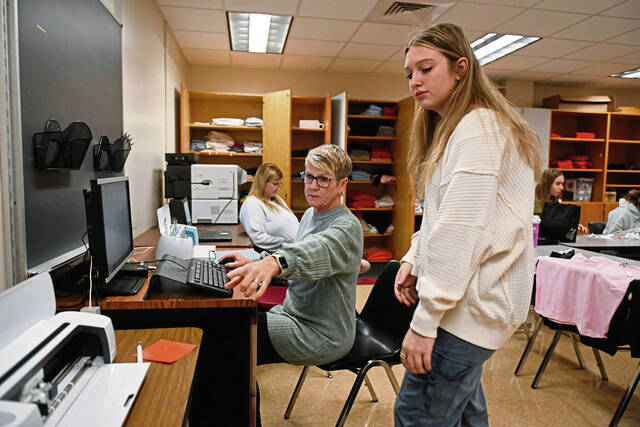 La empresa estudiantil de Greater Latrobe crea indumentaria y señalización desde el diseño hasta la entrega