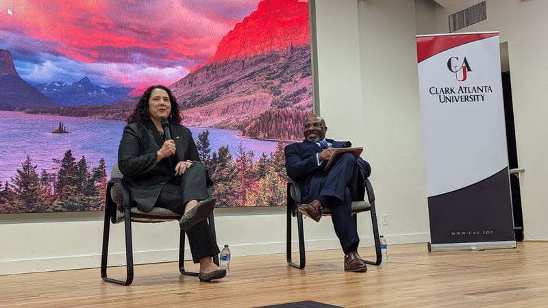 Isabel Casillas Guzmán, administradora de la Administración de Pequeñas Empresas de EE. UU., con el decano de la Clark Atlanta Business School, Silvanus Udoka (derecha), durante una charla informal el 5 de febrero de 2024.