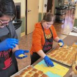 Los estudiantes aprenden habilidades laborales a través de los negocios de Hampton Middle School