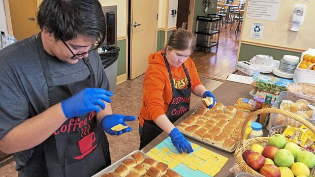 Los estudiantes aprenden habilidades laborales a través de los negocios de Hampton Middle School