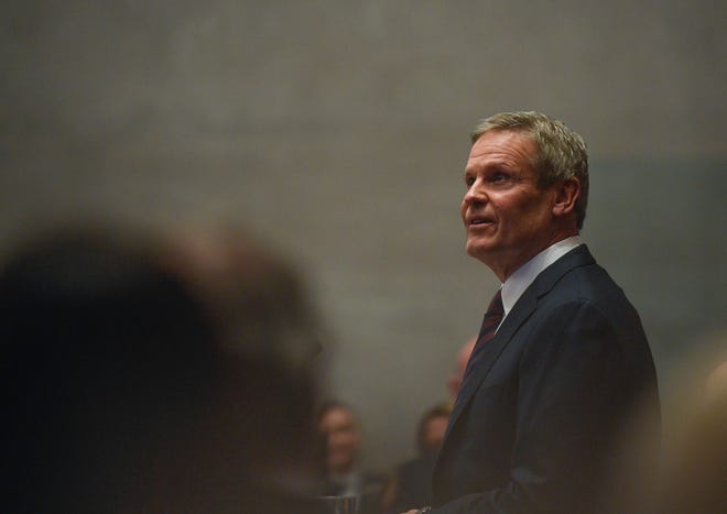 El gobernador Bill Lee llega para pronunciar el discurso sobre el estado del estado ante la Asamblea General de Tennessee en la Cámara del Capitolio en Nashville, el lunes 5 de febrero de 2024.