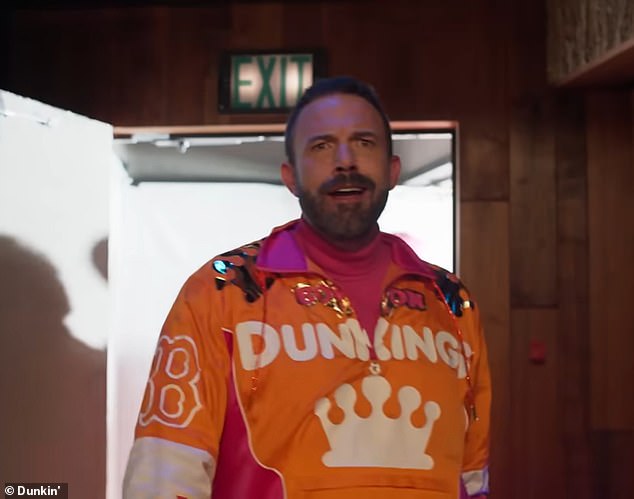 Vestido con sudaderas de Dunkin' Donuts a juego, Affleck entra a un estudio de grabación donde trabaja Jennifer López y dice: 