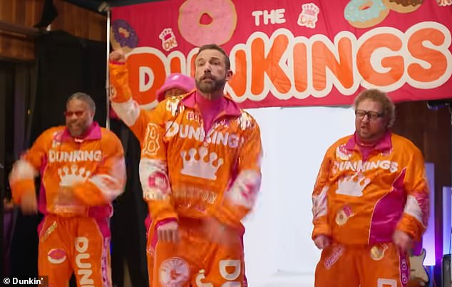 Liderados por el dos veces ganador del Premio de la Academia, el cuarteto comenzó su rutina de baile fuera de sincronía, todos vestidos con sudaderas de Dun King.