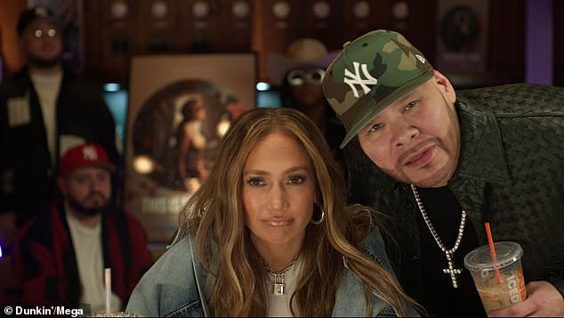 El rapero Fat Joe aparece en el anuncio y López luce molesta con su favorito