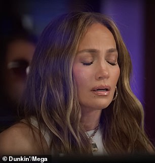 La intérprete de Triple Amenaza cerró los ojos con disgusto mientras su esposo continuaba con su rutina de boy band.