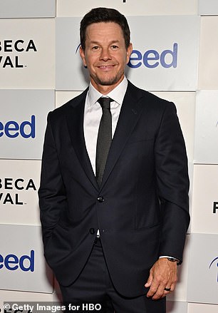 Mark Wahlberg bromea sobre no aparecer en divertidos comerciales de Dunkin’ Donuts con los bostonianos Ben Affleck y Matt Damon: ‘Estoy en el lado equivocado de las vías’