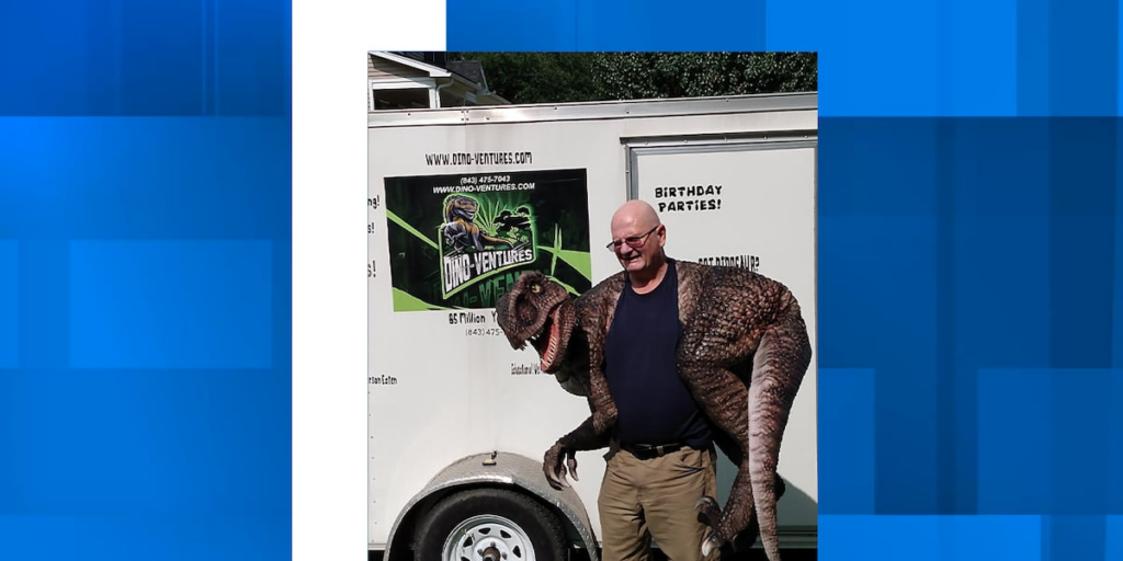 El propietario de Goose Creek pide la devolución del tráiler con temática de dinosaurios