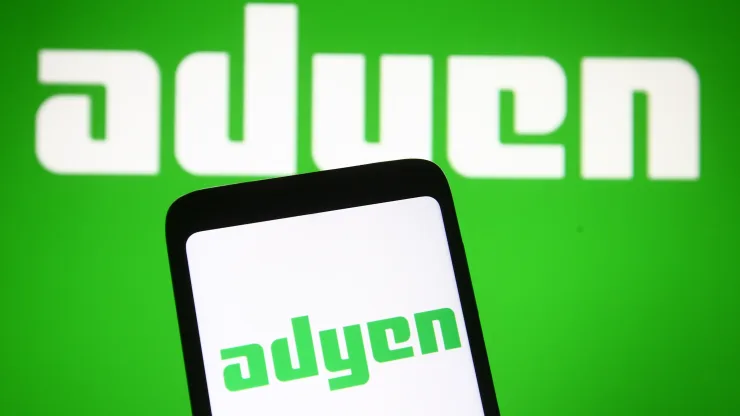 Boletín informativo Fintech Nexus (8 de febrero de 2024): Adyen sube, PayPal cae: una historia de dos fintechs