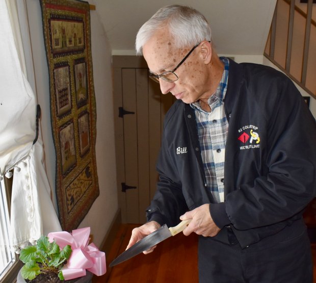 Si Bill Storm, propietario de Sharpening Services en Naperville, ve un reflejo en el borde de una hoja, sabe que necesita afilarla. (Steve Metsch/Naperville Sun)