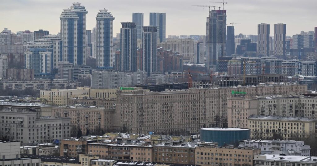 Pagar impuestos a las empresas occidentales que hacen negocios en Rusia para ayudar a Ucrania, dice el comisionado de la UE a POLITICO