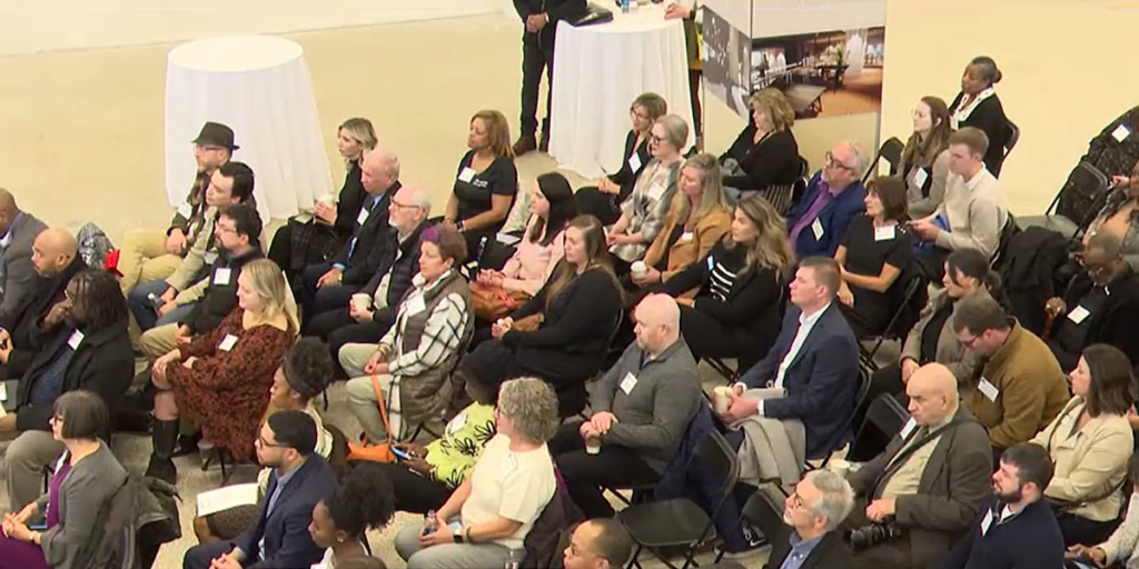 La comunidad celebra con el centro de apoyo a pequeñas empresas de Lansing