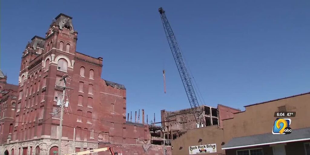 El negocio de Dubuque está pasando apuros en medio de retrasos en la demolición de los edificios de elaboración de cerveza y maltería.