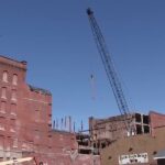 El negocio de Dubuque está pasando apuros en medio de retrasos en la demolición de los edificios de elaboración de cerveza y maltería.