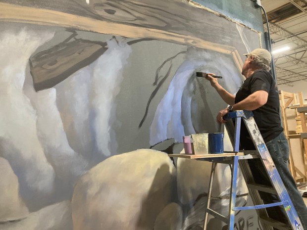 Cada papel pintado está pintado a mano por uno de los artistas de la empresa y...