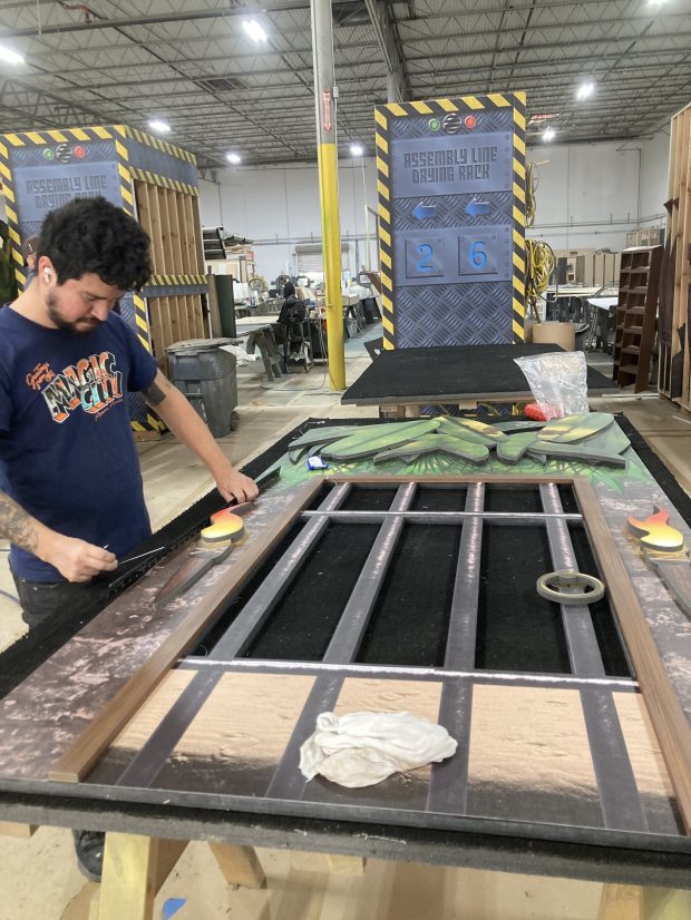 El departamento de carpintería de Immersive Scenic Studios construye muebles personalizados...