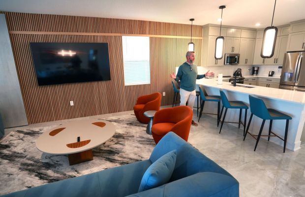 Brock Nicholas, director ejecutivo de Baseline Property Group, en una de las unidades terminadas en el nuevo Villatel Orlando Resort en International Drive, el jueves 1 de febrero de 2024.  Baseline se encarga de todo el trabajo de diseño de interiores, incluidas paredes, muebles y obras de arte.  .  (Joe Burbank/Orlando Sentinel)