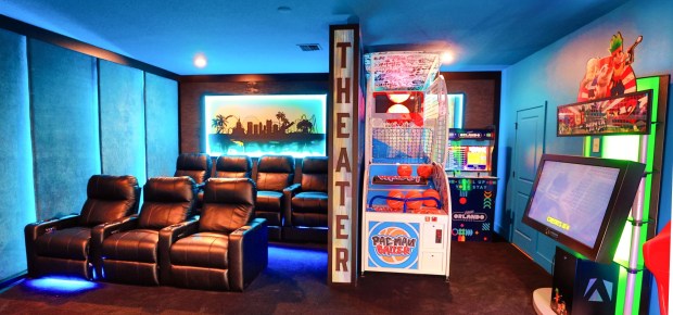 Cine en casa y sala de juegos en el nuevo Villatel Orlando Resort en International Drive el 1 de febrero de 2024.  (Joe Burbank/Orlando Sentinel)