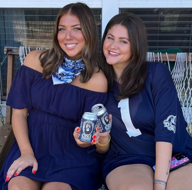 Izzy Gabel y Rachel Stansberry, estudiantes del último año de Old Dominion University, disfrutan de las ODU Golden Ales durante el partido de fútbol en casa del 16 de septiembre contra la Universidad Wake Forest. (Foto cortesía)