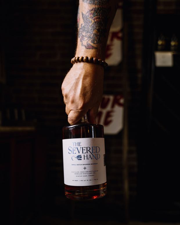 The Severed Hand, un whisky bourbon de lotes pequeños, lo vende Ironclad Distillery en Newport News en asociación con la Universidad Christopher Newport.