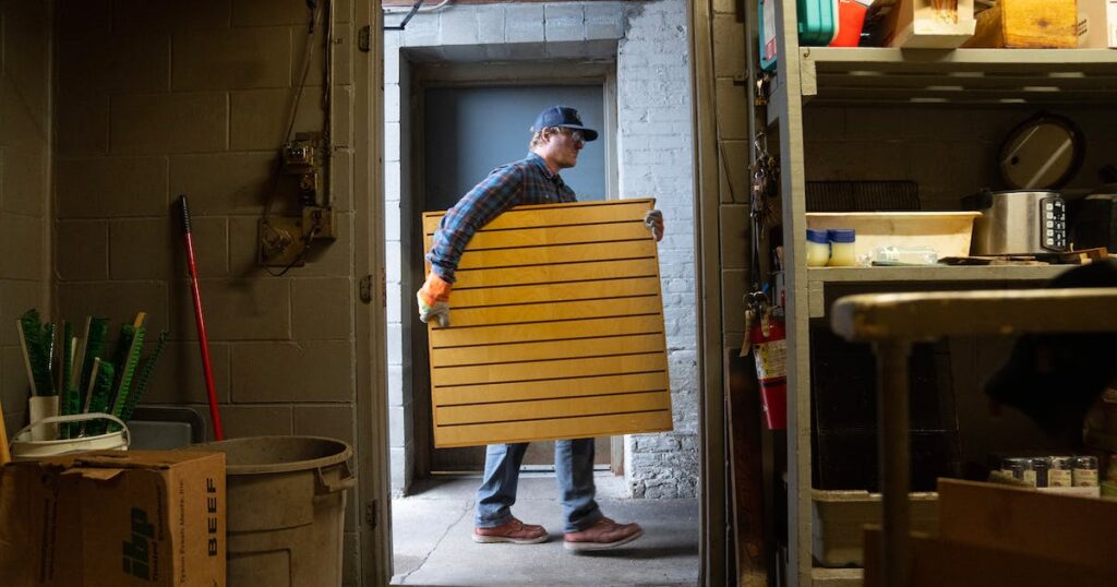 Minneapolis dice que LumberStack, una empresa casera de recuperación y reciclaje de madera, es ilegal.  El propietario Jeremy Marsh quiere cambiar la ley.