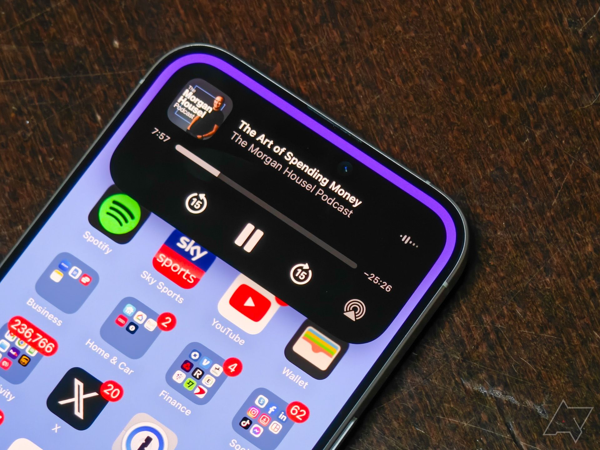 Dynamic Island ampliada en el iPhone 15 Pro max mostrando controles de Spotify