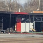 Varios comercios han resultado destruidos en un incendio en la plaza comercial
