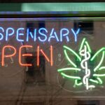 La posesión de armas y marihuana medicinal es ilegal en Peña.  Este proyecto de ley cambiaría eso
