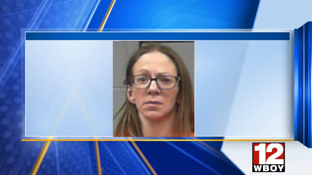 La mujer presuntamente dejó la bolsa con droga en el negocio de White Hall