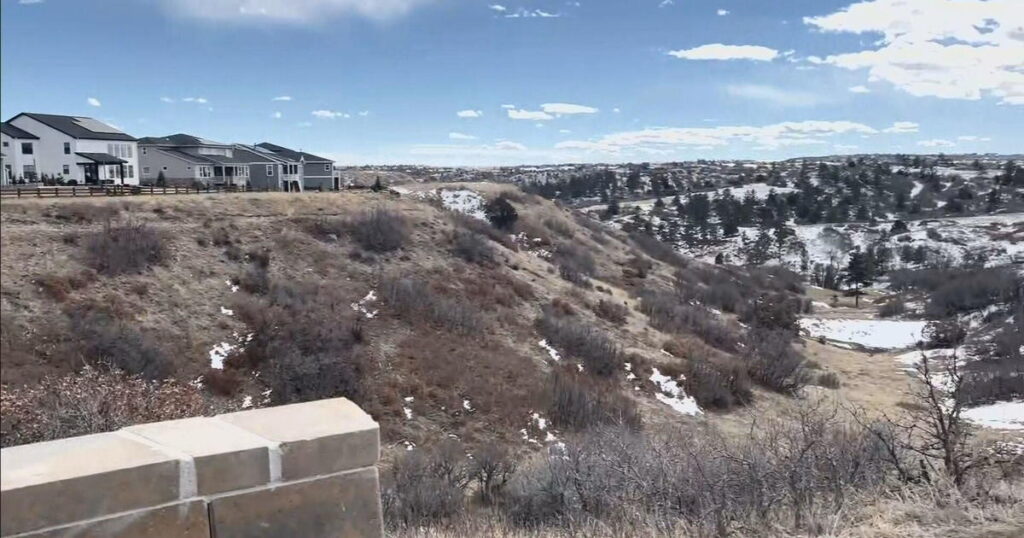 A algunos residentes de Colorado se les prometió vistas a las montañas. Ahora dicen ser víctimas de publicidad engañosa