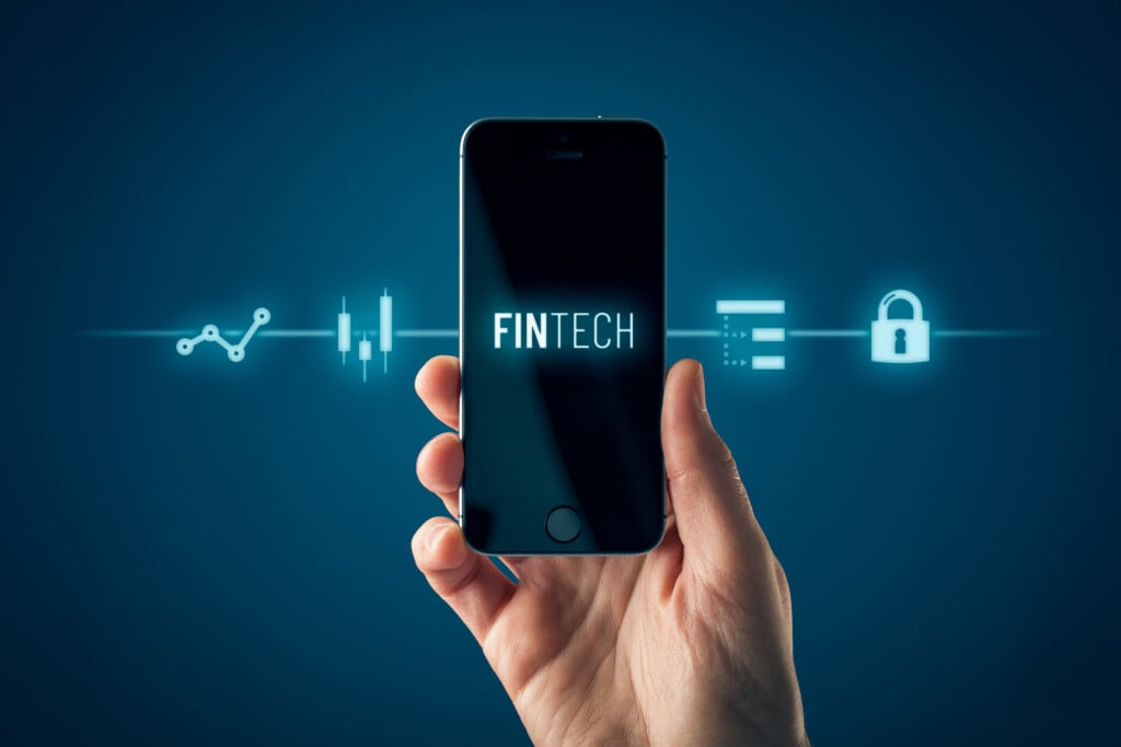 Fintech (tecnología financiera) en el concepto de teléfono inteligente.  Mano sosteniendo iconos de fintech y finanzas de teléfonos inteligentes y mensajes de texto.